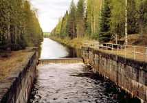 Slusstr�skeln motstr�ms hindrar b�ttrafiken. Str�mmen �r mycket stark i hela kanallinjen.
