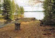 H�r �ppnade man porten en g�ng men inte l�ngre. Det finns flera pollare vid stranden.