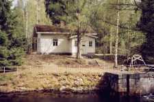 Kanalvaktens hus p� sommaren 2004. Det st�r Saapaskoski ovanf�r d�rren.