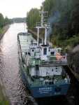 Lastfartyget m/s Koriangi forts�tter resan uppstr�ms efter M�lki� sluss.