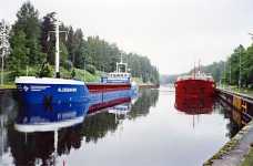 M/s Aldebaran och m/s Mermaid vid v�ntbryggan vid M�lki� sluss.