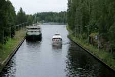 Lastfartyg v�ntar vid kajen och en turistb�t kommer till M�lki� sluss.