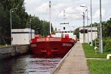 Den �vre porten vid M�lki� sluss. M/s Dependia p� v�g in i slussen.