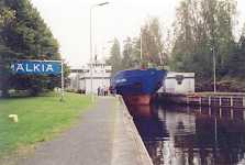 M/s Fortland kommer ut ur �vre slussporten vid M�iki� sluss..