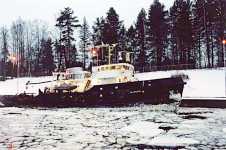 Trafik i Saima kanal i b�rjan av vintern. M/s Meteor vid v�ntbryggan vid M�lki� sluss under julen.