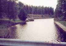 Gamla slussens mynning uppstr�ms och kanalen mot den nya slussen i bakgrunden.