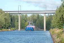 Den nedre porten vid M�lki� sluss �r �ppen och m/s Fortland g�r in i slussen.