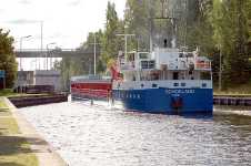 M/s Schokland g�r in i M�lki� sluss fr�n Saimaa
