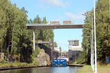 M/s Schokland forts�tter resan nedstr�ms fr�n M�lki� sluss
