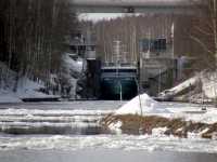V�ren har kommit och trafiken har b�rjat efter vinter fast�n det finns alltj�mt  is i kanalen.