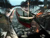 N�r isbrytare hade �ppnat leden v�ren 2009 blev m/s Pernille det f�rsta fartyget i kanalen.