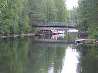 Vanha k��nt�silta sijaitsee l�hell� kanavan yl�p��t�.