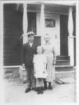 Brovakten Jussi Korhonen, sin hustru Lyyti och deras dotter Siiri p�  g�rden av brovaktens hus i slutet av 1920-talet. Jussi var som  brovakten under �ren 1925-41.