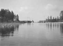 Bron �r �ppen och �ngaren kommer genom kanalen. Bilden �r fr�n 1920-  eller 1930-talet.