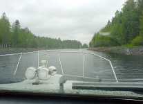 P� kanalen p� resan mot St. Michel. Det regner . . .