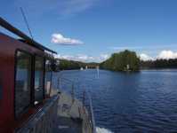 B�ten n�rmar sig Suonsalmi kanal fr�n s�der.