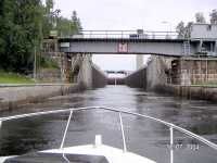 �ver nedre delen av kanalen finns en �ppningsbar j�rnv�gsbro.