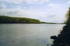 Den nuvarande �ppna kanalen och farleden nedstr�ms. Fritidsomr�det Utransaaret och Arppe slussen ligger p� h�ger och den gamla timmerflottningsslussen p� v�nster bakom buskarna.