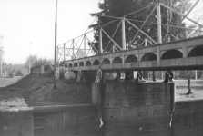 Bron �ver slussen. F�re gr�vning av den nuvarande �ppna kanalen p� 1970-talet kunde man g� l�ngs bron fr�n kanalen till stadsdelen Utra.