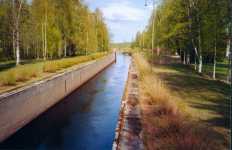 Slussen motstr�ms. Portarna �r alltid �ppna och str�mmen �r ganska stark.