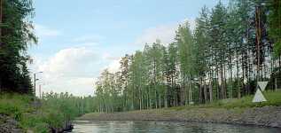Det �r sv�rt att se m�tande fartyg p� V��r�koski kanal.