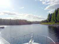 Kanalen �r bred d� det �r ett muddrat sund.