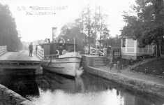 Suuri H�meenlinna- laiva tulossa kanavasta 1920-luvun loppupuolella. My�hemmin N�sij�rvell� nimell� Vankavesi.