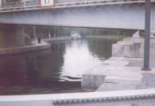 Veneit� yl�virran puolella odottamassa sulutusta. Silta on osa tiet� numero 542.