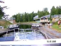 K��nt�silta on auki, ja vene siirtyy ylimm�st� sulusta kohti Taivallahden kanavaa.