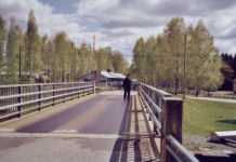 Kanavan yli viev� nostosilta. 