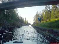 Kanalen kan bara anv�ndas av motorb�tar d� masth�jden �r max 8,0 meter.