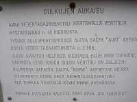 Den gamla instruktionsskylten f�r hur man �ppnar och st�nger portarna.