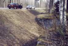 Den gamla Viantokanalen ligger bredvid landsv�g 77 mycket n�ra Ahkionlahti kanal. P� skylten st�r det: Viannon vanha kanava.