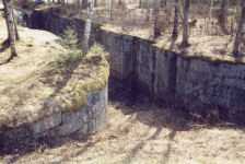 Den gamla slussen �r delvis torrlagd men dess konstruktion syns utm�rkt.