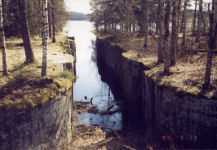 Slussen mot sj�n Maaninkaj�rvi. H�r syns att slussv�ggarna inte �r lodr�tta.