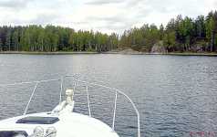 Man kan urskilja kanalens s�dra mynningen bara med hj�lp av sj�m�rkena.