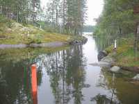 Kanalen �r inte l�ng och den g�r sv�ngen.