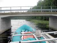 P� farleden finns en l�g bro och man m�ste f�lla masten p� m�nga b�tar.