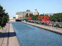 Ourcq-kanalen sedd fr�n Place de la Vilette. I bakgrunden Grand Moulin de Pantin.