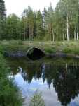 V�gen till Nykroppa korsar kanalen. Bilden tagen s�der om bron, det vill s�ga norrut.