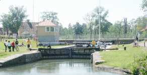 I v�ntan p� att slussen skall �ppnas