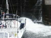 Vattnet forsar ur �ppnad slusslucka
