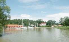 Hamnen sedd fr�n kanalen i v�ster