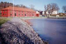 Den gamla rasade kajen har 2002 ersatts av en stensl�nt.