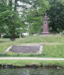 Minnesm�rke �ver Otto Edward Carlsund p� kanalens s�dra sida.