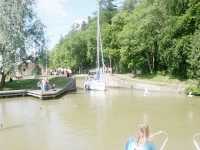 Nedslussad segelb�t l�mnar slussen