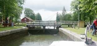 �vre slussportarna och rullbron sedda fr�n slusskammaren