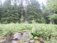 Mitt p� den nya kanalstr�ckan finns en minnessten som ber�ttar att den nya delen spr�ndes under �ren 1930 till 1933.