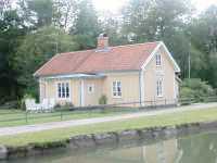 Slussvaktarstugan sedd fr�n uppstr��mss