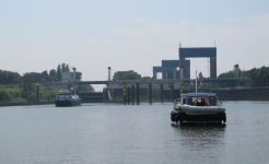 Vi n�rmar oss slussen i Nijmegen